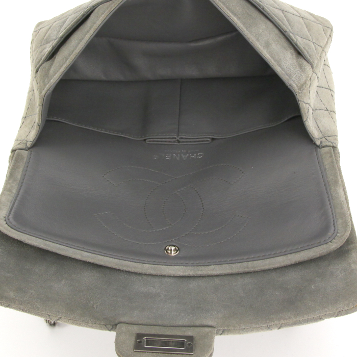 Sac bandoulière Chanel 2.55 en daim matelassé gris - Detail D3