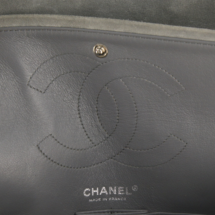 Chanel 2.55 shoulder bag in grey quilted suede - Detail D4