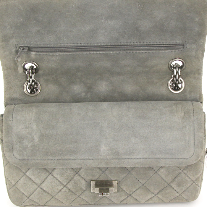 Sac bandoulière Chanel 2.55 en daim matelassé gris - Detail D5