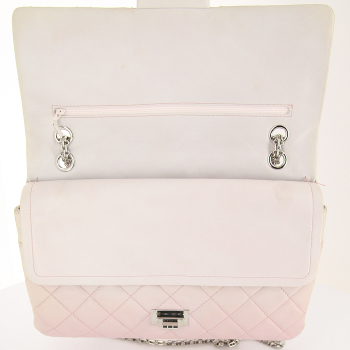 Chanel 2.55 shoulder bag in pink and beige shading quilted leather - Detail D5