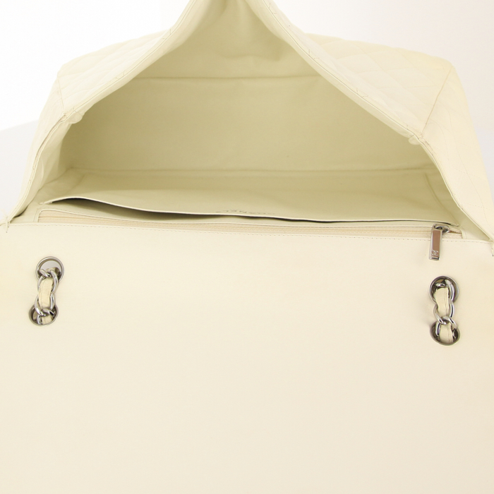 Sac à main Chanel Timeless maxi jumbo en cuir matelassé beige - Detail D3