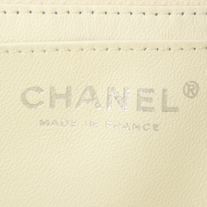 Chanel Timeless maxi jumbo handbag in beige quilted leather - Detail D4