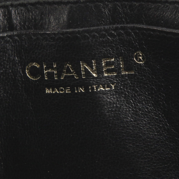 Bolso de mano Chanel Timeless jumbo en cuero acolchado negro - Detail D4