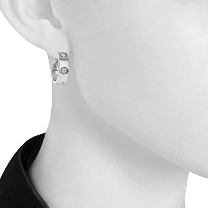Paire de boucles d'oreilles Cartier Love en or blanc et diamants - Detail D1