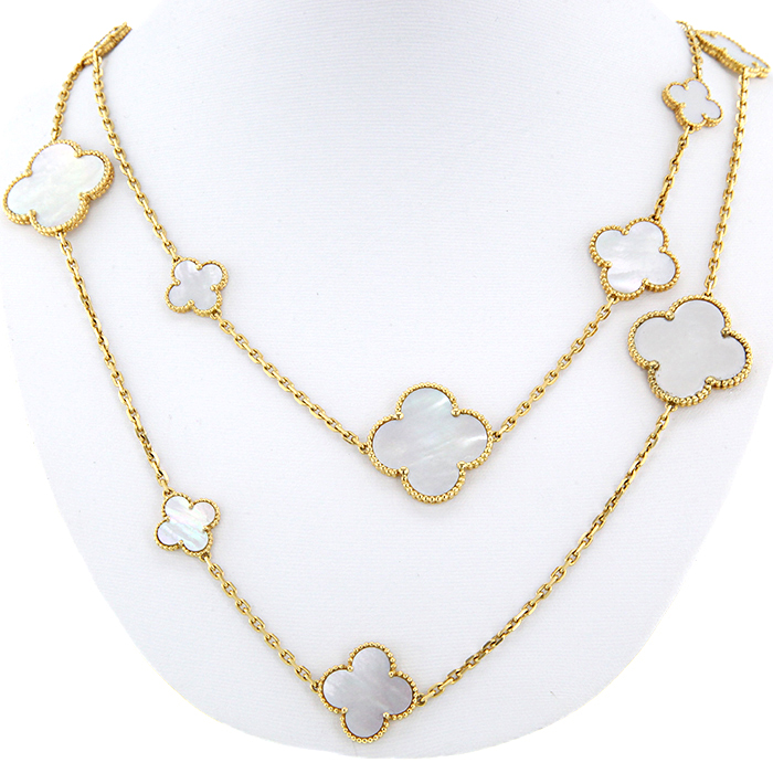 Van Cleef & Arpels Magic Alhambra long necklace in yellow gold and mother of pearl - Detail D2