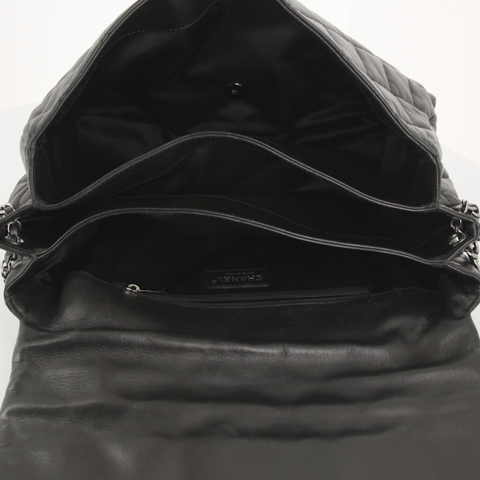 Bolso de mano Chanel Timeless en cuero acolchado negro - Detail D3