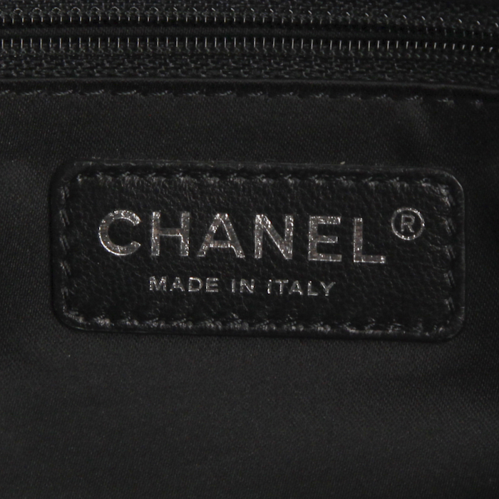 Sac à main Chanel Timeless en cuir matelassé noir - Detail D4