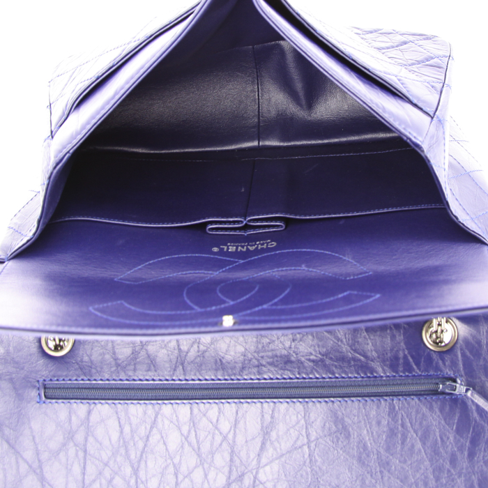 Bolso de mano Chanel 2.55 en cuero azul - Detail D3