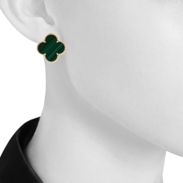 Paire de boucles d'oreilles Van Cleef & Arpels Magic Alhambra en or jaune et malachite - Detail D1