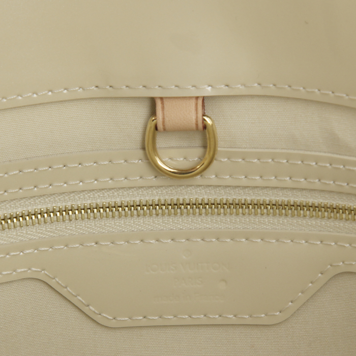 Shopping bag Louis Vuitton Catalina in pelle verniciata monogram beige - Detail D3