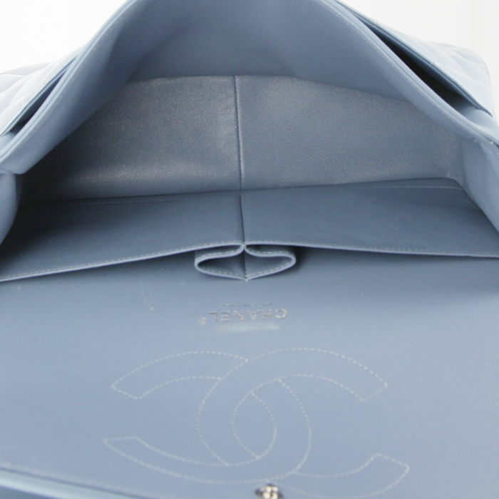 Bolso de mano Chanel Timeless jumbo en charol acolchado azul claro - Detail D3