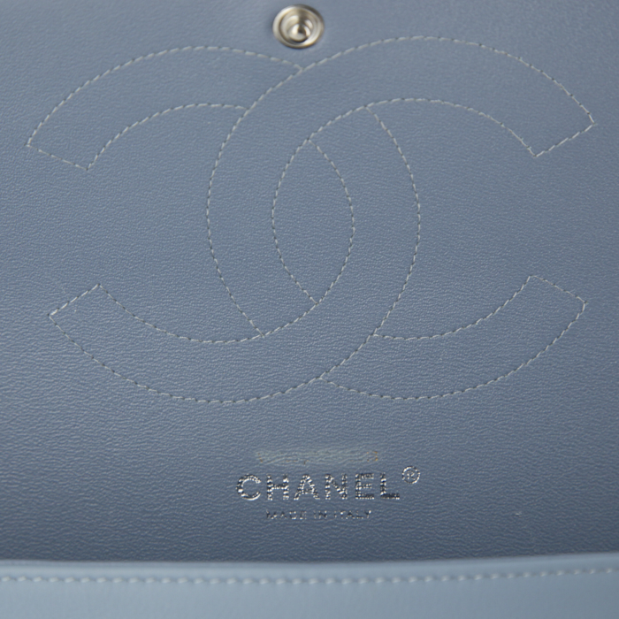 Chanel Timeless jumbo handbag in light blue patent quilted leather - Detail D4