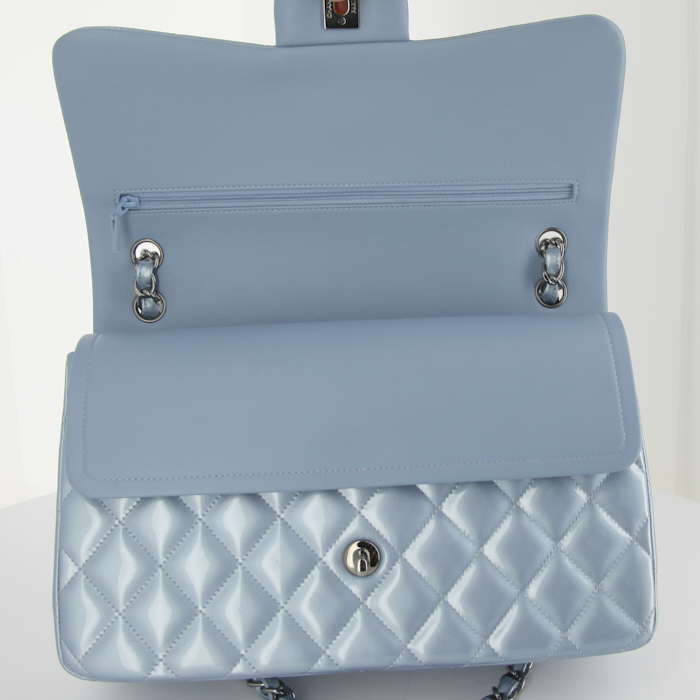 Sac à main Chanel Timeless jumbo en cuir vernis matelassé bleu-ciel - Detail D5