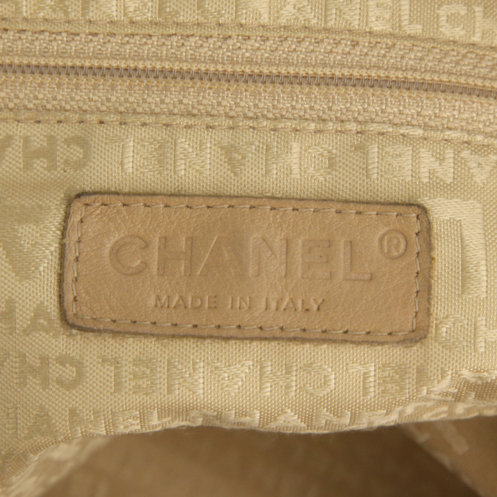 Sac à main Chanel Petit Shopping en cuir grainé matelassé beige - Detail D3