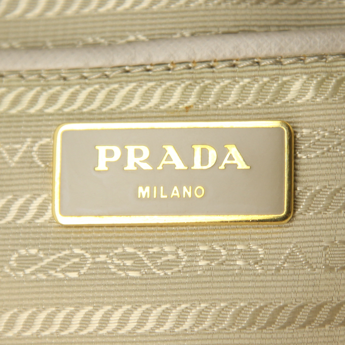 Prada handbag in grey leather saffiano - Detail D3