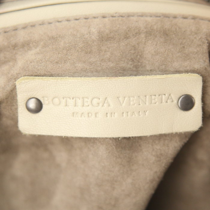 Bolso de mano Bottega Veneta modelo grande en cuero trenzado beige - Detail D3