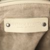Bolso de mano Bottega Veneta modelo grande en cuero trenzado beige - Detail D3 thumbnail