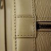 Sac à main Louis Vuitton Alma en cuir épi blanc-cassé - Detail D4 thumbnail