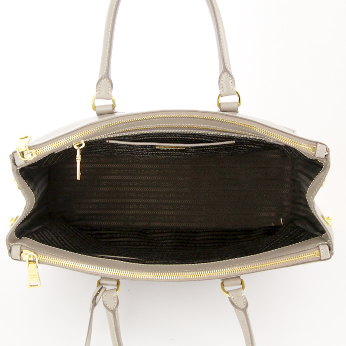 Prada Galleria large model handbag in grey leather saffiano - Detail D2