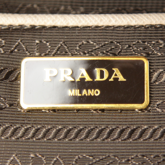 Sac à main Prada Galleria grand modèle en cuir saffiano gris - Detail D3