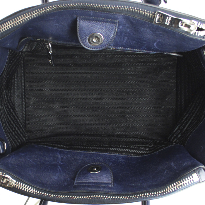 Bolso de mano Prada en cuero azul marino - Detail D2