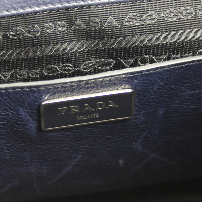 Bolso de mano Prada en cuero azul marino - Detail D3