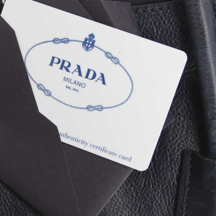 Bolso de mano Prada en cuero azul marino - Detail D4