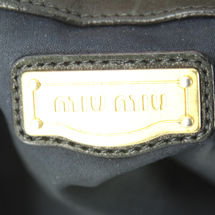 Sac à main Miu Miu en cuir noir - Detail D3