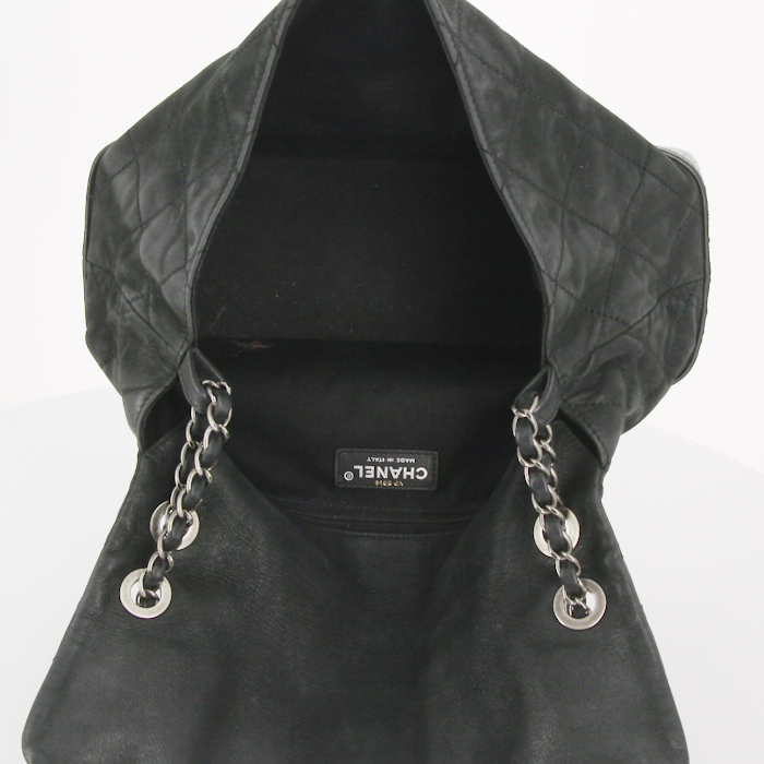 Bolso bandolera Chanel en cuero acolchado negro y charol negro - Detail D4