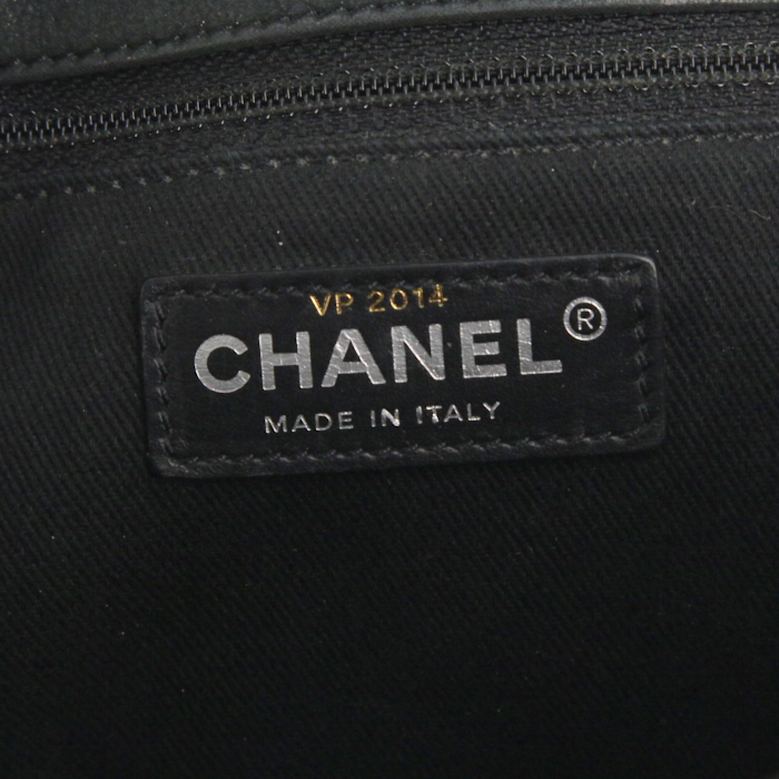 Sac bandoulière Chanel en cuir matelassé noir et cuir vernis noir - Detail D5