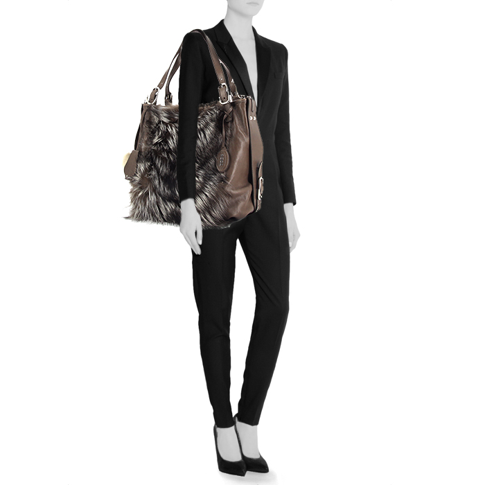 Tod's handbag in brown grained leather and brown furr - Detail D2