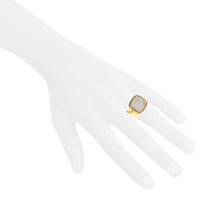 Bague Fred Pain de Sucre moyen modèle en or jaune,  diamants et quartz blanc - Detail D1
