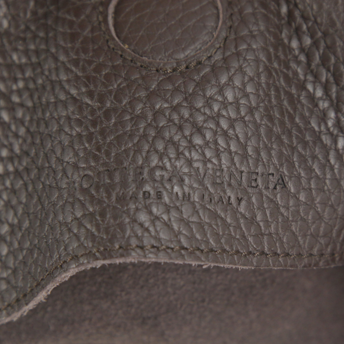 Bolso de mano Bottega Veneta Campana modelo grande en cuero granulado marrón oscuro - Detail D3