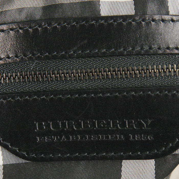 Sac à main Burberry Curzon en cuir noir - Detail D3
