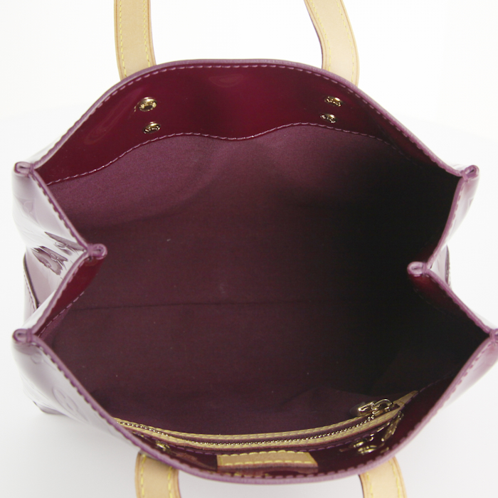 Sac à main Louis Vuitton Reade petit modèle en cuir vernis monogram violet - Detail D2