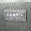 Bolsito-cinturón Chanel en cuero granulado acolchado negro - Detail D3 thumbnail