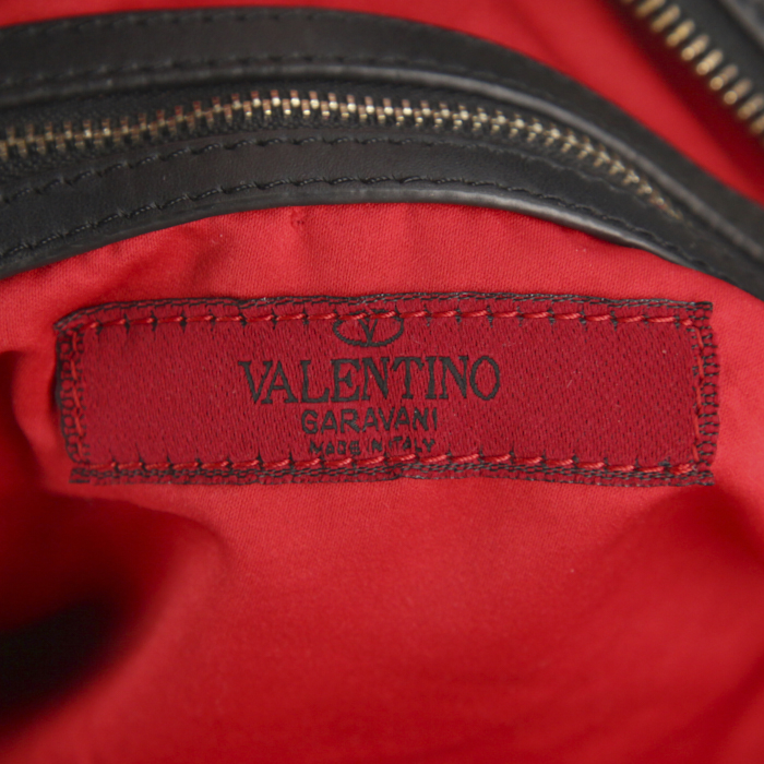 Valentino Garavani Rockstud handbag in black leather - Detail D4