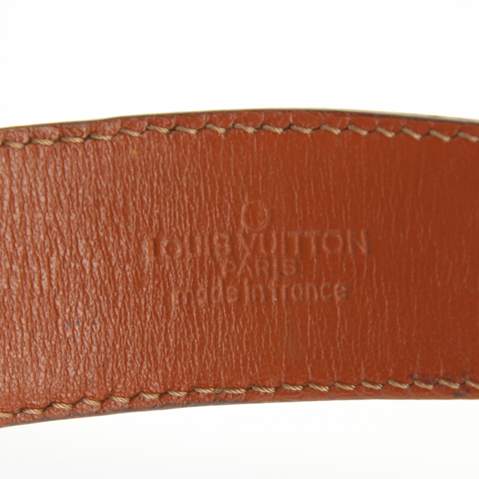 Pochette-ceinture Louis Vuitton en cuir épi marron - Detail D4
