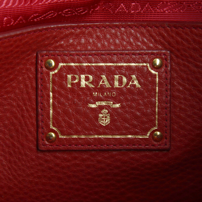 Sac à main Prada en cuir grainé rouge - Detail D4