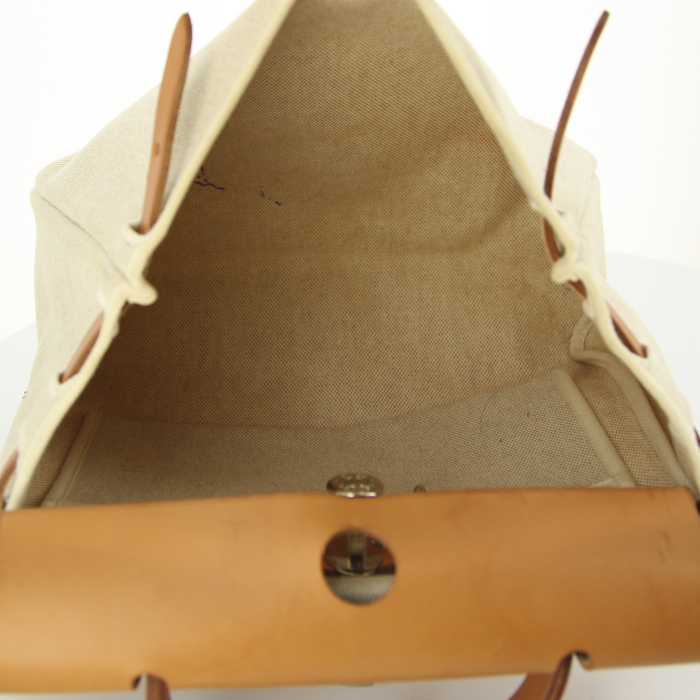 Bolso de mano Hermes Herbag en lona beige y cuero natural - Detail D3