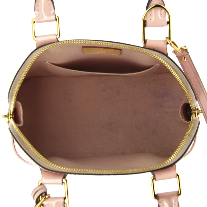 Bolso de mano Louis Vuitton Alma mini en charol Monogram color rosa claro - Detail D3