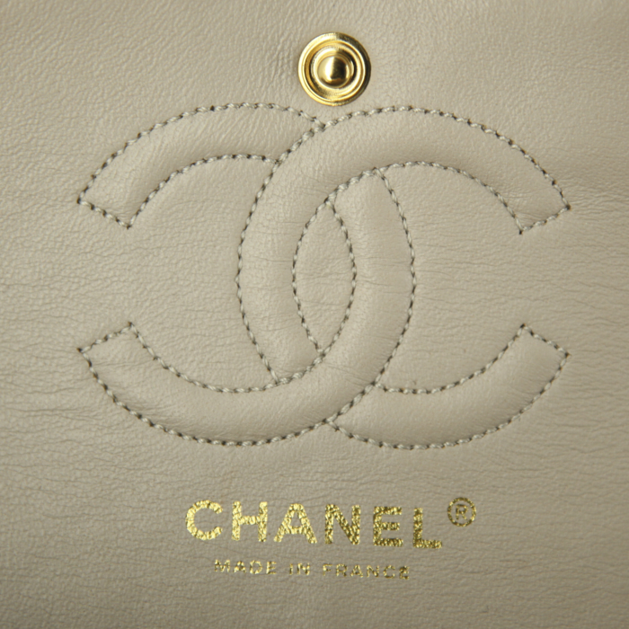 Chanel Timeless shoulder bag in cream color quilted leather - Detail D4