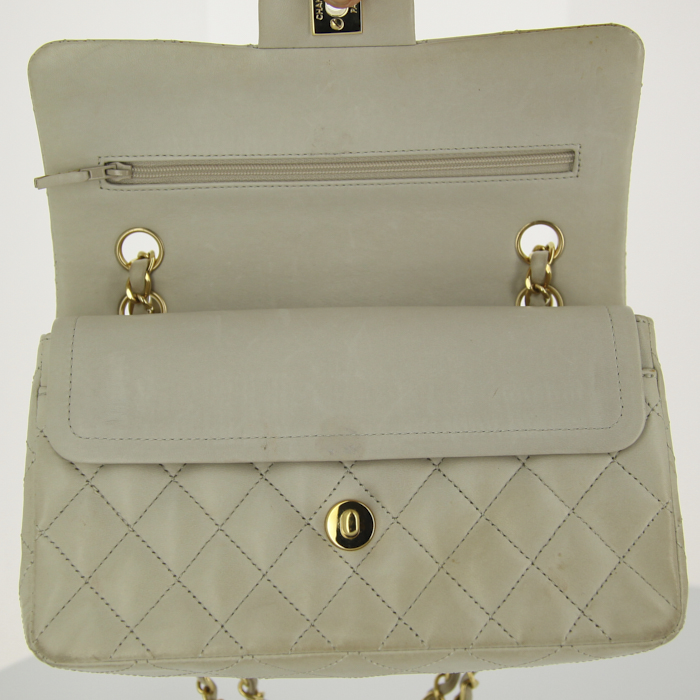 Chanel Timeless shoulder bag in cream color quilted leather - Detail D5