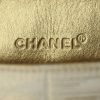 Bolso de mano Chanel Baguette en lona acolchada beige y cuero dorado - Detail D3 thumbnail