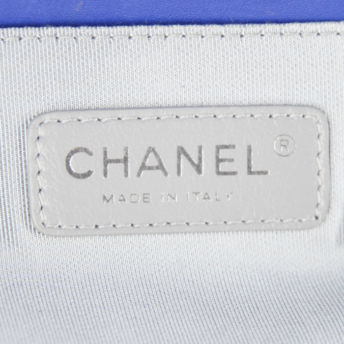 Sac à main Chanel Boy en cuir vernis matelassé bleu- électrique et plexiglas bleu- électrique - Detail D4