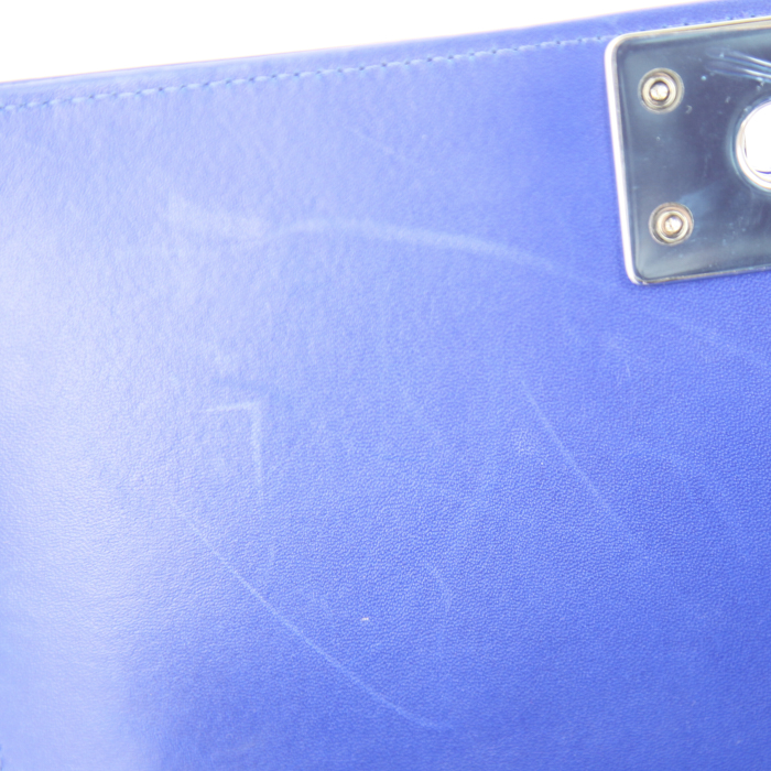 Chanel Boy handbag in electric blue patent quilted leather and electric blue plexiglas - Detail D5