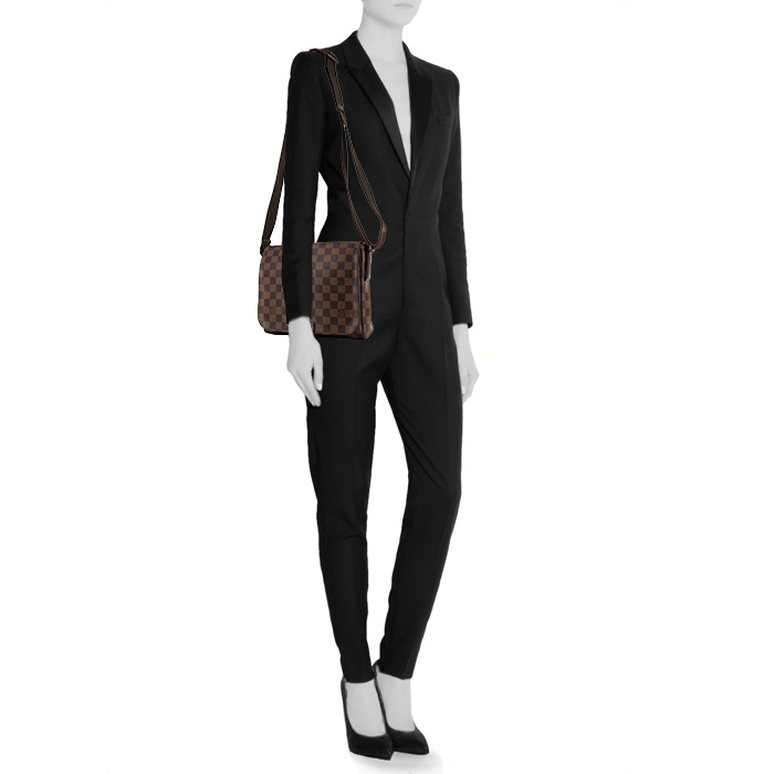 Bolso zurrón Louis Vuitton District en lona a cuadros ébano y cuero marrón - Detail D1