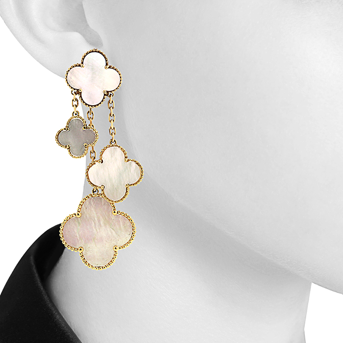 Paire de pendants d'oreilles mobile Van Cleef & Arpels Alhambra en or jaune et nacre blanche - Detail D1