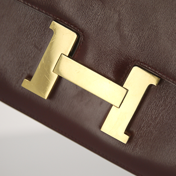 Hermes Constance bag worn on the shoulder or carried in the hand in burgundy box leather - Detail D5