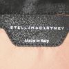 Bolso de mano Stella McCartney Falabella modelo pequeño en lona acolchada negra - Detail D4 thumbnail